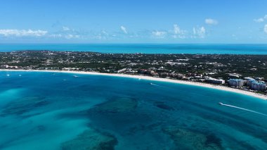 İngiltere 'nin denizaşırı bölgelerindeki Turks ve Caicos' taki Grace Körfezi 'nde. Karayip silueti. Plaj manzarası. Highrise Binaları. İngiltere 'deki Grace Körfezi. Doğa Arkaplanı