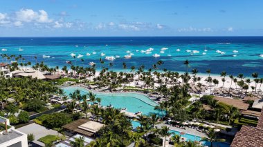 La Altagracia Dominik Cumhuriyeti 'ndeki Punta Cana' da Turkuaz Plajı. Plaj manzarası. Şehir merkezinde. Seyahat güzergahı. Punta Cana 'daki Turkuaz Plajı La Altagracia Dominik Cumhuriyeti.