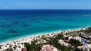 La Altagracia Dominik Cumhuriyeti 'ndeki Punta Cana' da Turkuaz Plajı. Plaj manzarası. Şehir merkezinde. Seyahat güzergahı. Punta Cana 'daki Turkuaz Plajı La Altagracia Dominik Cumhuriyeti.
