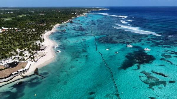 Playa Blanca Plajı Punta Cana 'da La Altagracia Dominik Cumhuriyeti' nde. Plaj manzarası. Şehir merkezinde. Seyahat güzergahı. Playa Blanca Plajı Punta Cana 'da La Altagracia Dominik Cumhuriyeti.