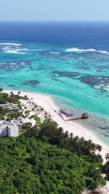 Playa Blanca Plajı Punta Cana 'da La Altagracia Dominik Cumhuriyeti' nde. Plaj manzarası. Şehir merkezinde. Seyahat güzergahı. Playa Blanca Plajı Punta Cana 'da La Altagracia Dominik Cumhuriyeti.