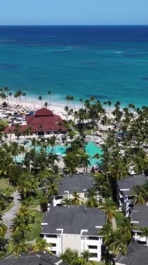 La Altagracia Dominik Cumhuriyeti 'ndeki Punta Cana' da Bavaro Skyline. Paradisiac Peyzaj. Sahildeki Resorts 'ta. Seyahat belgesi. Punta Cana 'daki Bavaro Skyline Dominik Cumhuriyeti.