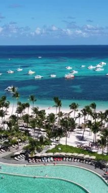 La Altagracia Dominik Cumhuriyeti 'ndeki Punta Cana' da Turkuaz Plajı. Plaj manzarası. Şehir merkezinde. Seyahat güzergahı. Punta Cana 'daki Turkuaz Plajı La Altagracia Dominik Cumhuriyeti.