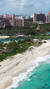 Bahamalar Nassau 'da, Bahamalar' da, Bahamalar 'da. Resort Peyzaj. Plaj manzarası. Karayip silueti. Bahama Skyline New Providence Bahama 'da. Doğa Sahnesi.