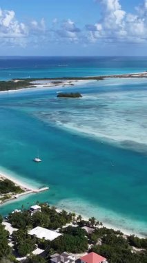 Mangrove Cay Providenciales Turks ve Caicos Birleşik Krallık 'ta. Plaj manzarası. Mavi Suluboya 'nın tonları. Seyahat güzergahı. Mangrove Cay In Providenciales. Doğa Deniz Burnu.