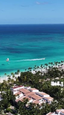 La Altagracia Dominik Cumhuriyeti 'ndeki Punta Cana' da Bavaro Skyline. Paradisiac Peyzaj. Sahildeki Resorts 'ta. Seyahat belgesi. Punta Cana 'daki Bavaro Skyline Dominik Cumhuriyeti.