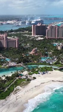 Nassau Bahama 'daki Cennet Adası' ndaki Atlantis Oteli. Plaj manzarası. Resort Scenery 'de. Şehir merkezinde. Nassau Bahamalar 'daki Atlantis Oteli. Karayip Arkaplanı.