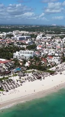 Punta Cana Skyline Punta Cana Dominik Cumhuriyeti 'nde Bavaro' da. Karayip silueti. Plaj manzarası. Resorts Binaları. Punta Cana Skyline, Bavaro, Punta Cana Dominik Cumhuriyeti. Doğa Arkaplanı.
