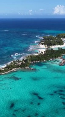 New Providence Bahamalar 'daki Nassau' daki Mavi Göl Adası. Plaj manzarası. Mavi Suluboya 'nın tonları. Seyahat güzergahı. New Providence Bahamalar 'daki Nassau' daki Mavi Göl Adası. Doğa Deniz Burnu.