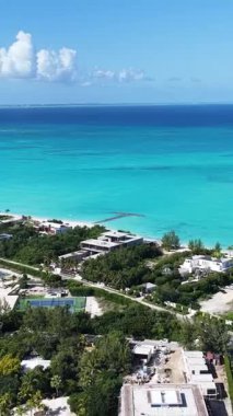 Turkuaz Denizi, Türkler ve Birleşik Krallık 'ta Tedarik Bölümü. Plaj manzarası. Mavi Suluboya 'nın tonları. Seyahat güzergahı. Providenciales 'teki Turkuaz Denizi. Doğa Deniz Burnu.