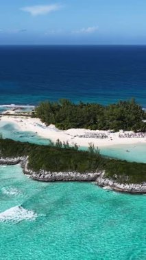 Bahamalar New Providence Bahamalar 'da Nassau' da Skyline. Karayip silueti. Plaj manzarası. Mavi Suluboya 'nın tonları. Bahamalar Nassau 'da, Bahamalar' da, Bahamalar 'da. Doğa Arkaplanı.