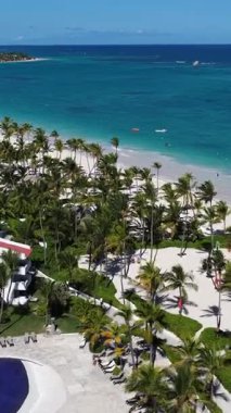 La Altagracia Dominik Cumhuriyeti 'ndeki Punta Cana' da Bavaro Skyline. Paradisiac Peyzaj. Sahildeki Resorts 'ta. Seyahat belgesi. Punta Cana 'daki Bavaro Skyline Dominik Cumhuriyeti.