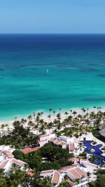 La Altagracia Dominik Cumhuriyeti 'ndeki Punta Cana' da Turkuaz Plajı. Plaj manzarası. Şehir merkezinde. Seyahat güzergahı. Punta Cana 'daki Turkuaz Plajı La Altagracia Dominik Cumhuriyeti.