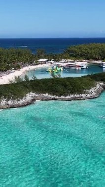 New Providence Bahamalar 'daki Nassau' daki Mavi Göl Adası. Plaj manzarası. Mavi Suluboya 'nın tonları. Seyahat güzergahı. New Providence Bahamalar 'daki Nassau' daki Mavi Göl Adası. Doğa Deniz Burnu.