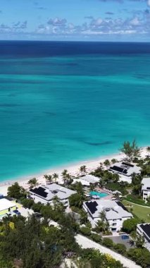 İngiltere 'nin denizaşırı bölgelerindeki Turks ve Caicos' taki Grace Körfezi 'nde. Karayip silueti. Plaj manzarası. Highrise Binaları. İngiltere 'deki Grace Körfezi. Doğa Arkaplanı