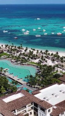 Punta Cana Skyline Punta Cana Dominik Cumhuriyeti 'nde Bavaro' da. Karayip silueti. Plaj manzarası. Doğa Deniz Burnu. Punta Cana Skyline, Bavaro, Punta Cana Dominik Cumhuriyeti. Manzara Palmiye Ağaçları.