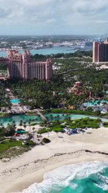 Bahamalar Nassau Bahamalar 'daki Cennet Adası' nda paraşütle atlıyor. Resort Peyzaj. Plaj manzarası. Karayip Denizi. Bahamalar Nassau Bahamalar 'ında Skyline. Doğa Deniz Burnu.