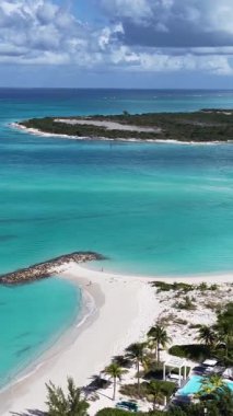 Leeward Sahili, Providenciales, Turks ve Caicos İngiltere. Plaj manzarası. Mavi Suluboya 'nın tonları. Seyahat güzergahı. Providenciales 'teki Leeward Plajı. Doğa Deniz Burnu.