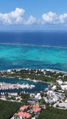 İngiltere 'nin Turks ve Caicos kentlerindeki Providenciales' teki Grace Bay Sahili. Plaj manzarası. Mavi Suluboya 'nın tonları. Seyahat güzergahı. Turks ve Caicos 'taki Grace Bay Sahili. Doğa Deniz Burnu.