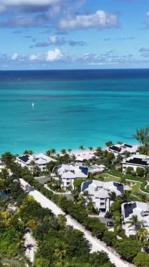 İngiltere 'nin denizaşırı bölgelerindeki Turks ve Caicos' taki Grace Körfezi 'nde. Çarpıcı şehir manzarası. Plaj manzarası. Highrise Binaları. Grace Körfezi Turks ve Caicos İngiltere. Karayip Arkaplanı.