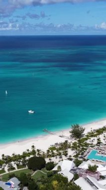 Deniz aşırı bölgelerdeki Providenciales 'teki Grace Körfezi Sahili Turks ve Caicos Adaları. Karayip Sahili. Tropik Manzara. Çarpıcı Yükseliş Binaları. Turks ve Caicos Adalarındaki Grace Körfezi Sahili.