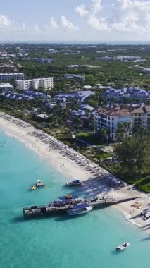 İngiltere 'nin denizaşırı bölgelerindeki Turks ve Caicos adalarında Grace Körfezi Sahili. Deniz Burnu Skyline. Şehir merkezi manzarası. Yaz Gezisi. Turks ve Caicos İngiltere 'deki Grace Bay Sahili. Yükseklik Binaları.