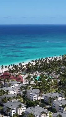 La Altagracia Dominik Cumhuriyeti 'ndeki Punta Cana' da Turkuaz Plajı. Plaj manzarası. Şehir merkezinde. Seyahat güzergahı. Punta Cana 'daki Turkuaz Plajı La Altagracia Dominik Cumhuriyeti.