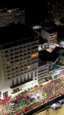 Bahia Brezilya 'daki Salvador' da karnaval partisi. Karnaval manzarası. Şehir merkezi arka planı. Turizm Merkezi. Metropole Havacılık Manzarası. Çarpıcı şehir manzarası. Bahia Brezilya 'da Salvador' da Karnaval Partisi.