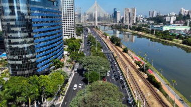 Sao Paulo Skyline Sao Paulo Brezilya şehir merkezinde. Landmark Köprüsü 'nün Hava Görüntüsü Karmaşık Tasarımı Gösteriyor. Şehir Gökyüzü Bulutları Şehir Arkaplanı. Şehir merkezinde Geniş Arkaplan.