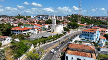 Aracaju Sergipe Brezilya 'daki Santo Antonio Hill. Güzel Manzaranın Ortasında Uzun Duran Kilisenin Kuş Gözü Manzarası. Şehir Bulutları Gökyüzü Arkaplanı Şehir. Şehir dışındaki ünlü. Aracaju Sergipe.
