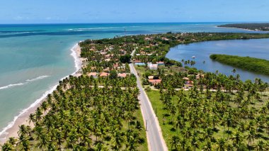 Brezilya 'nın kuzeydoğusunda Japonya' da Alagoas Brezilya 'da gökyüzü. Şehir Caddelerini birbirine bağlayan çevre yolunun şehir hayatı manzarası. Shore Clouds Plaj Denizi. Shore Panning Wide 'da. Japaratinga Alagoas.