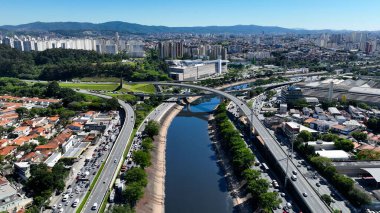 Marjinal Tiete Sao Paulo Brezilya 'da trafik yolu. Otobanda yoğun trafiğin nefes kesici hava manzarası var. Şehir Gökyüzü Arkaplanı Kentsel. Şehir merkezinin yukarısında. Marjinal Tiete Sao Paulo.