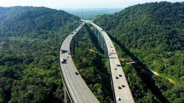 Santos Sao Paulo Brezilya 'daki Imigrantes Otoyolu. Highway Road 'un göz kamaştırıcı manzarası yukarıdan görünüyor. Kırsal Yol Açık Kır Güzelliği. Kırsal Yol Tropikal Doğa. Santos Sao Paulo.