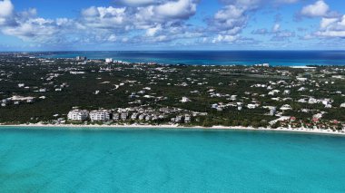 İngiltere 'nin denizaşırı bölgelerindeki Turks ve Caicos Adaları' ndaki Long Bay Plajı. Çarpıcı şehir manzarası. Plaj manzarası. Highrise Binaları. Turks ve Caicos Birleşik Krallık 'taki Long Bay Plajı. Karayip Denizi.
