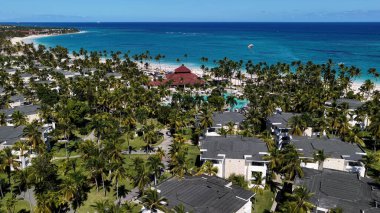 Punta Cana Skyline Punta Cana Dominik Cumhuriyeti 'nde Bavaro' da. Karayip silueti. Plaj manzarası. Doğa Deniz Burnu. Punta Cana Skyline, Bavaro, Punta Cana Dominik Cumhuriyeti. Manzara Palmiye Ağaçları.