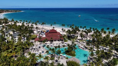 La Altagracia Dominik Cumhuriyeti 'ndeki Punta Cana' da Bavaro Skyline. Paradisiac Peyzaj. Sahildeki Resorts 'ta. Seyahat belgesi. Punta Cana 'daki Bavaro Skyline Dominik Cumhuriyeti.