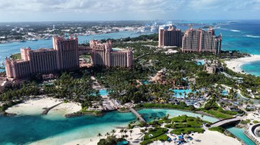 Atlantis Hotel Nassau, New Providence Bahama 'da. Resort Peyzaj. Plaj manzarası. Karayip Denizi. New Providence Bahamas 'daki Atlantis Oteli. Doğa Deniz Burnu.