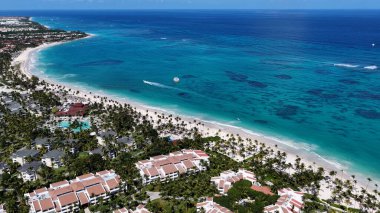La Altagracia Dominik Cumhuriyeti 'ndeki Punta Cana' da Bavaro Skyline. Paradisiac Peyzaj. Sahildeki Resorts 'ta. Seyahat belgesi. Punta Cana 'daki Bavaro Skyline Dominik Cumhuriyeti.