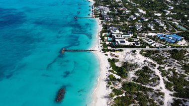 İngiltere 'nin denizaşırı bölgelerindeki Turks ve Caicos' taki Grace Körfezi 'nde. Karayip silueti. Plaj manzarası. Highrise Binaları. İngiltere 'deki Grace Körfezi. Doğa Arkaplanı