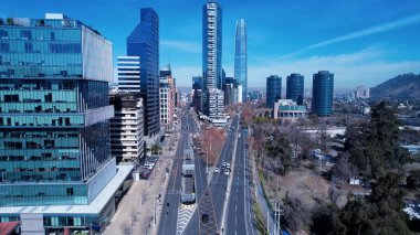 Santiago Skyline Şili 'de. Yükselen Binalar ve Şehir Yaşamını Gösteren Trafik Gösterileri. Endüstriyel Peyzaj Ticari Binası Güzel. Endüstriyel kasaba. Santiago Şili.