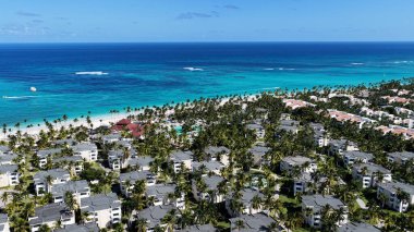 Punta Cana Skyline Punta Cana Dominik Cumhuriyeti 'nde Bavaro' da. Karayip silueti. Plaj manzarası. Resorts Binaları. Punta Cana Skyline, Bavaro, Punta Cana Dominik Cumhuriyeti. Doğa Arkaplanı.