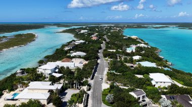 Turks ve Caicos, Birleşik Krallık 'ın deniz aşırı bölgelerindeki Providenciales' te Skyline 'da. Karayip silueti. Plaj manzarası. Mavi Suluboya 'nın tonları. Turks ve Caicos Skyline. Doğa Arkaplanı.