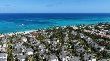 La Altagracia Dominik Cumhuriyeti 'ndeki Punta Cana' da Bavaro Skyline. Paradisiac Peyzaj. Sahildeki Resorts 'ta. Seyahat belgesi. Punta Cana 'daki Bavaro Skyline Dominik Cumhuriyeti.