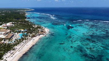 Playa Blanca Plajı Punta Cana 'da La Altagracia Dominik Cumhuriyeti' nde. Plaj manzarası. Şehir merkezinde. Seyahat güzergahı. Playa Blanca Plajı Punta Cana 'da La Altagracia Dominik Cumhuriyeti.