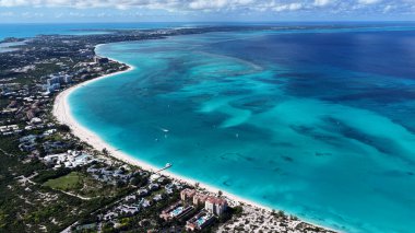 İngiltere 'nin denizaşırı bölgelerindeki Turks ve Caicos' taki Grace Körfezi 'nde. Karayip silueti. Plaj manzarası. Highrise Binaları. İngiltere 'deki Grace Körfezi. Doğa Arkaplanı