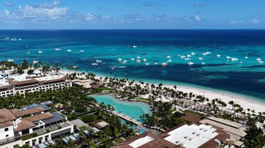 Punta Cana Skyline Punta Cana Dominik Cumhuriyeti 'nde Bavaro' da. Karayip silueti. Plaj manzarası. Doğa Deniz Burnu. Punta Cana Skyline, Bavaro, Punta Cana Dominik Cumhuriyeti. Manzara Palmiye Ağaçları.