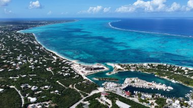 Deniz aşırı bölgelerdeki Providenciales 'teki Mercan Resifi Türkleri ve Caicos Adaları. Plaj manzarası. Mavi Suluboya 'nın tonları. Seyahat güzergahı. Mercan Resifi Doğa Deniz Pelerininde.