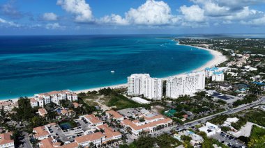 Deniz aşırı bölgelerdeki Providenciales 'teki Grace Körfezi Sahili Turks ve Caicos Adaları. Deniz Burnu Skyline. Şehir merkezi manzarası. Yaz Gezisi. Turks ve Caicos Adalarındaki Grace Bay Sahili. Yükseklik Binaları