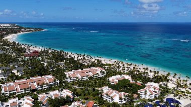Punta Cana Skyline Punta Cana Dominik Cumhuriyeti 'nde Bavaro' da. Karayip silueti. Plaj manzarası. Resorts Binaları. Punta Cana Skyline, Bavaro, Punta Cana Dominik Cumhuriyeti. Doğa Arkaplanı.