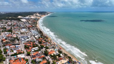 Natal Rio Grande Do Norte Brazil 'deki Ponta Negra Plajı. Turkuaz Okyanus Dalgaları Tropik Sahile Yavaşça Çarpıyor. Horizon Sahili Denizi kıyısında. Shore Seaside Panning Wide 'da. Natal Rio Grande do Norte.